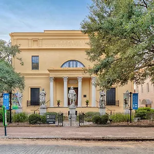 https://garden-level-on-charlton.top-hotels-in-savannah.com